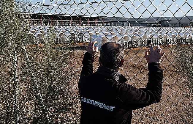 Greenpeace - Luis Ferreirim durante la investigación en el entorno de la macrogranja de Valle de Odieta en Caparroso, Navarra.